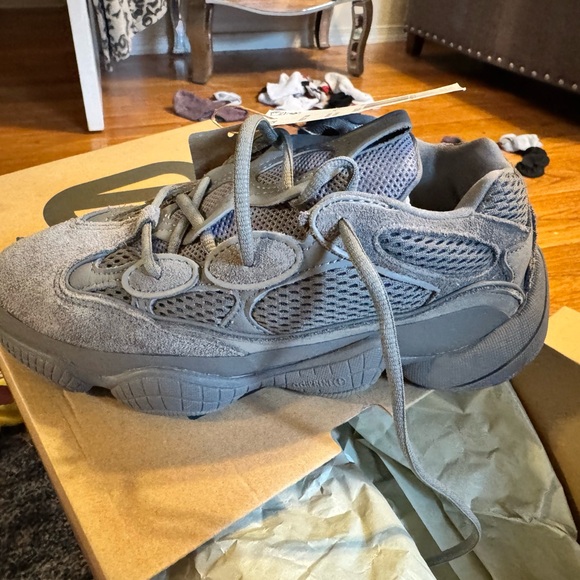 Yeezy 500 - Picture 2 of 4